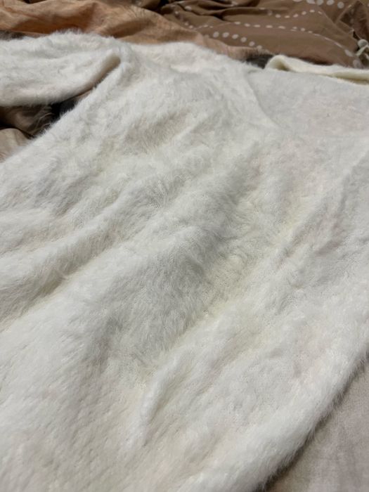 Sweter alpaka choler dekolt śmietankowy włochaty