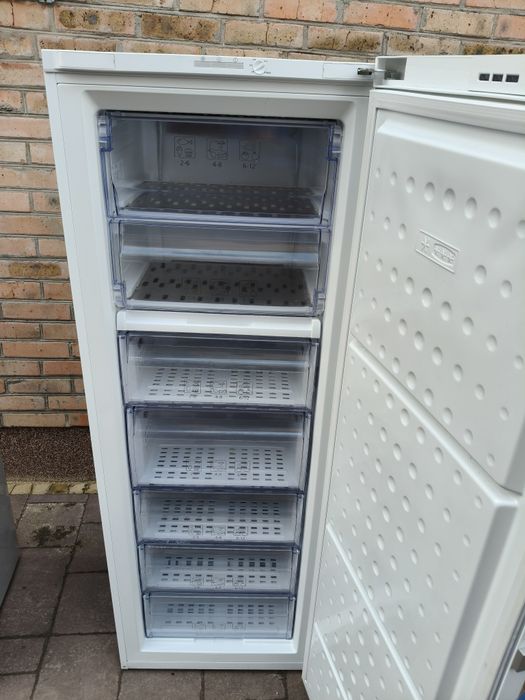 Морозильна камера BEKO Model F60265 на 270 літрів