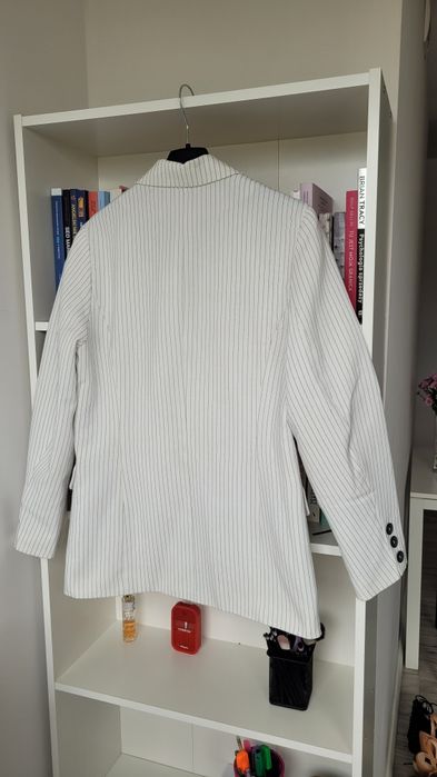 Marynarka biała w czarne paski zapinana na czarne guziki kieszenie