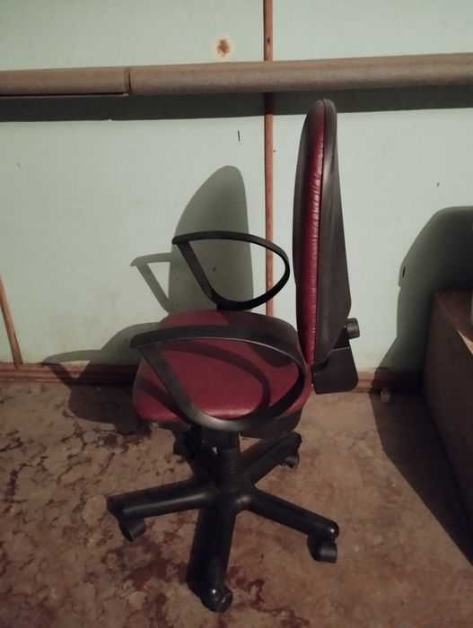 Продам офисный стул кресло