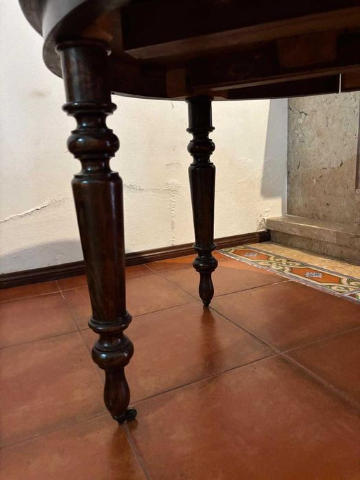 Mesa de Jantar Oval madeira escura