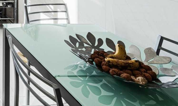 Mesa de cozinha com tampo em vidro + 4 cadeiras