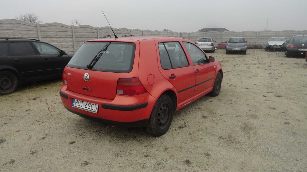 Volkswagen Golf 4 Na Części 5 Drzwi Na Części poje 1390 kolor LHZY