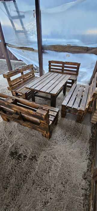 Вуличні садові меблі з піддонів. Меблі з вторинних матеріалів. Лофт.