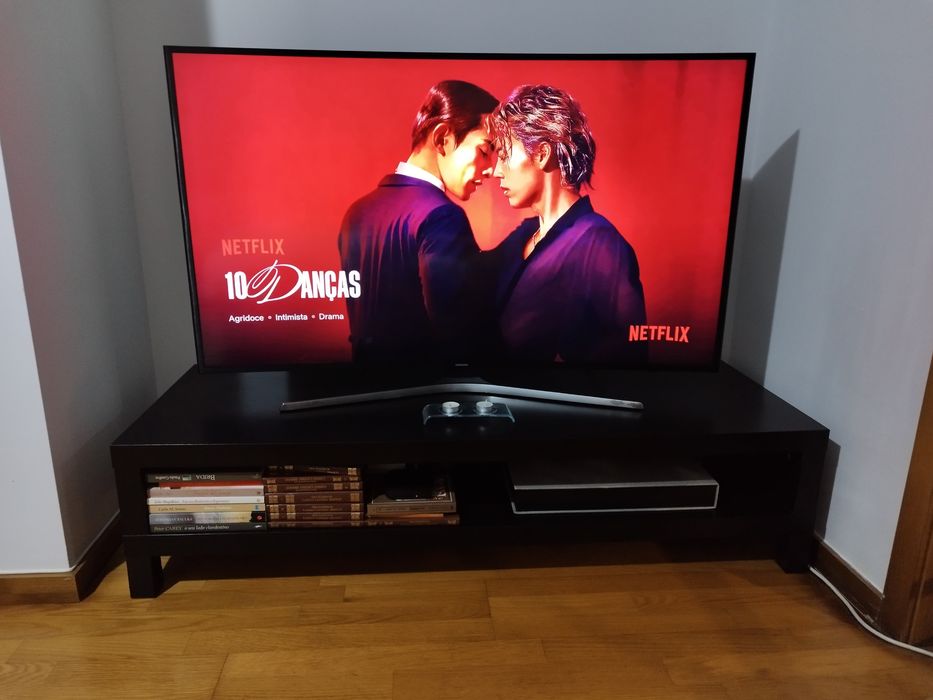 Móvel de sala de televisão em bom estado