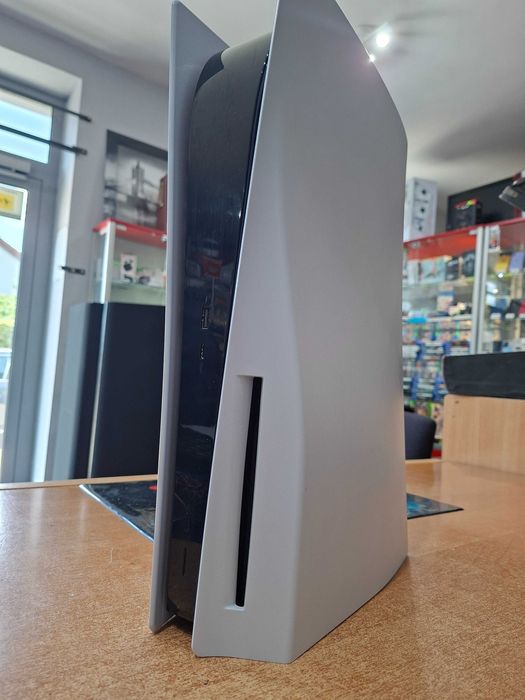 ZADBANA konsola PS5 z napędem 825GB PlayStation 5 + pad CFI-1216A