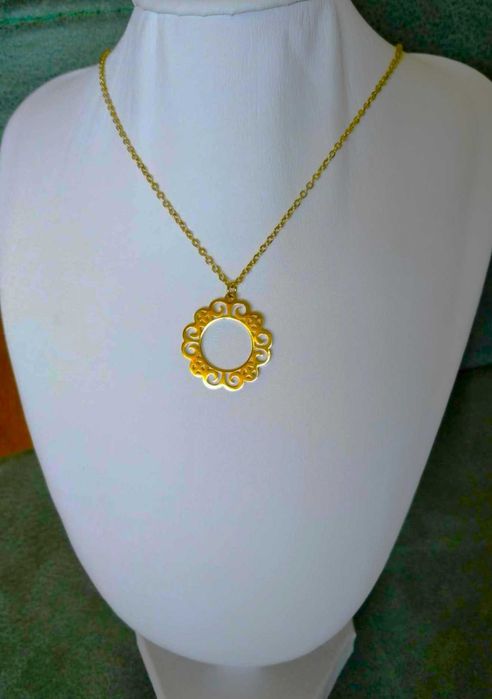 Colar Aço Dourado c/ Moldura Redonda NOVO