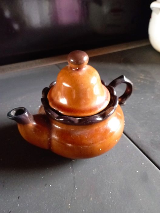 Czajniczek z pokrywką prześliczny.