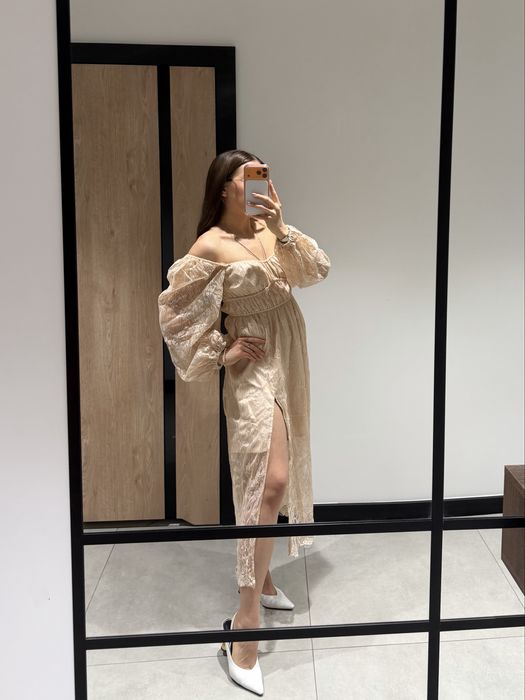 sukienka midi maxi suknia jasny beż beżowa brzoskwiniowa morelowa cielista pastelowa koronkowa rozcięcie na nodze boho rustykalna Lavenoir polska