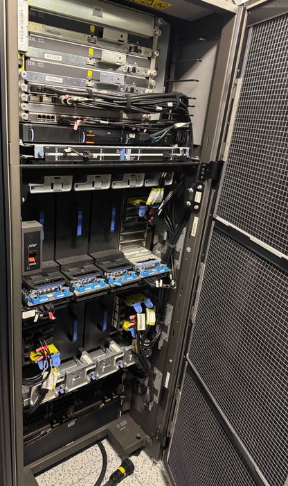 Величезний супер комп'ютер\сервер IBM POWER 795