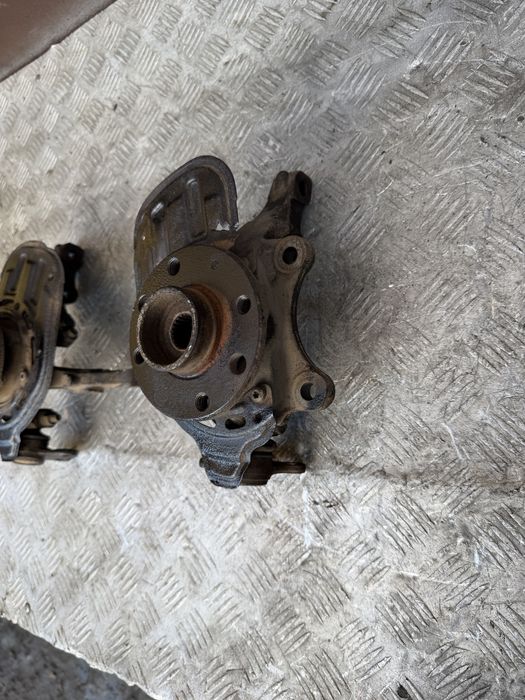 Цапфа кулак перед Опель комбо с opel combo c год 2003