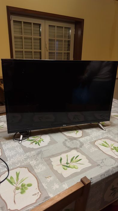 Televisão TCL com comando