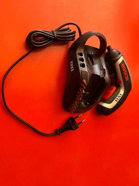 Chave de Fendas BOSCH Ixo com carregador