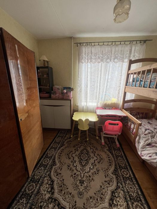 Продаж 4х кімнатної квартири в районі 8-9 школи