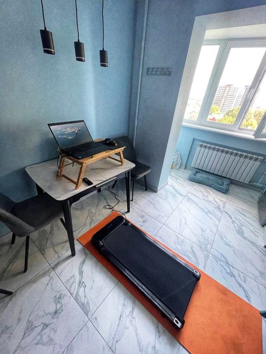 Бігова доріжка XM-U1: Ходіть прямо під час роботи!