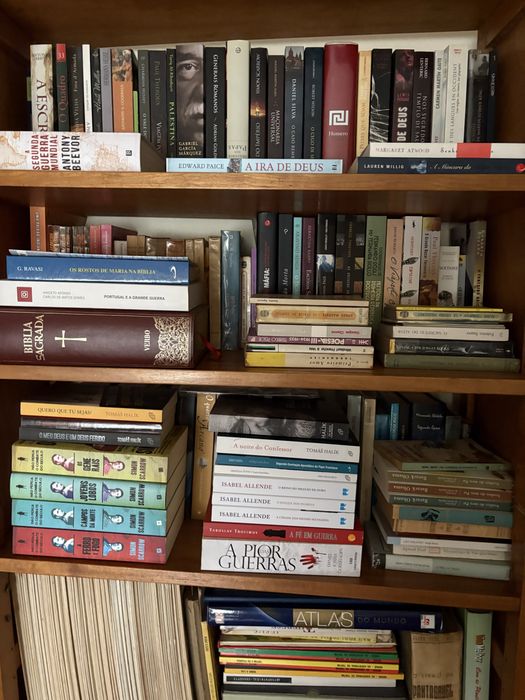 Livros enciclopedias e banda desenhada
