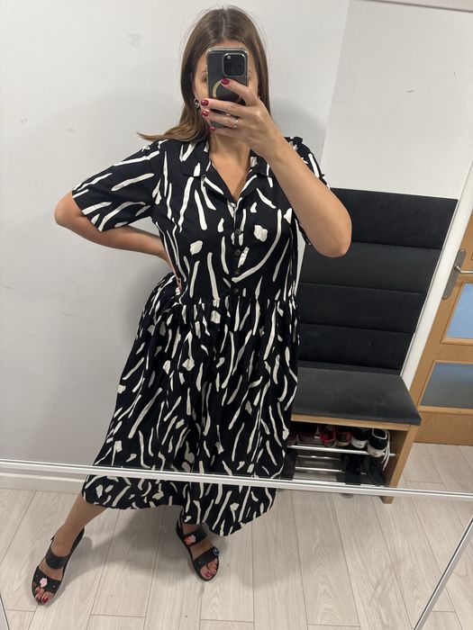 Czarna nie długa oversize sukienka z kołnierzykiem koszulowa