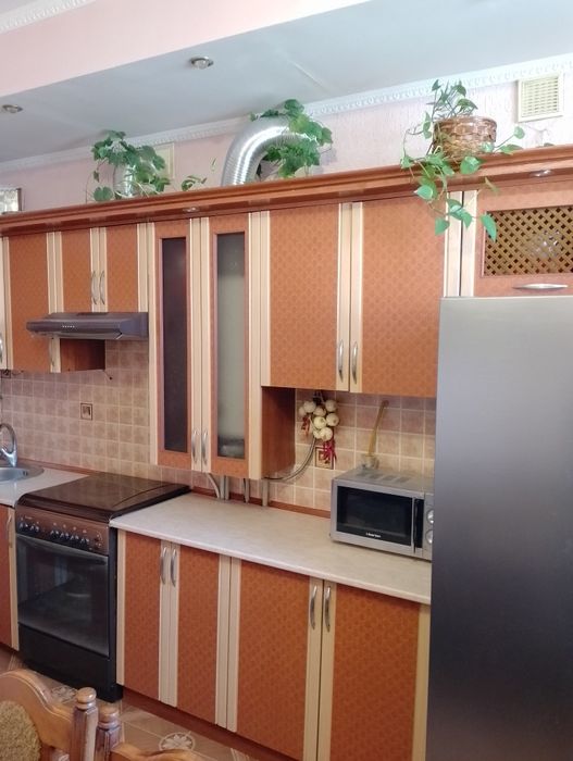 Меблі кухонні в комплекті.