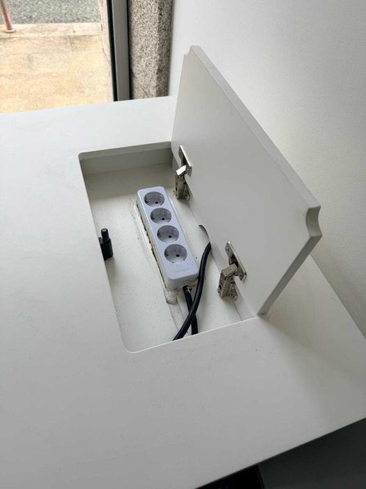 Mesa de escritório c/ tomadas embutidas