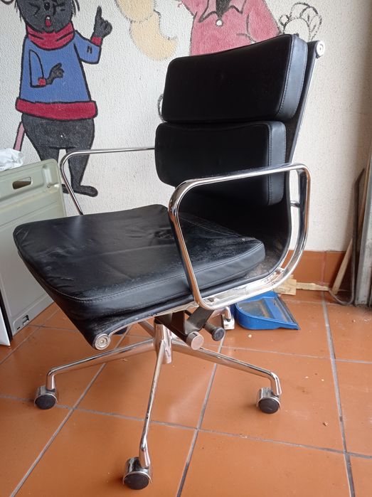 Cadeira de escritório Eames acessível EA217 preta com encosto baixo