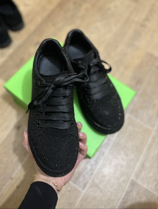 Одяг(сукня,кросівки,спідниця)