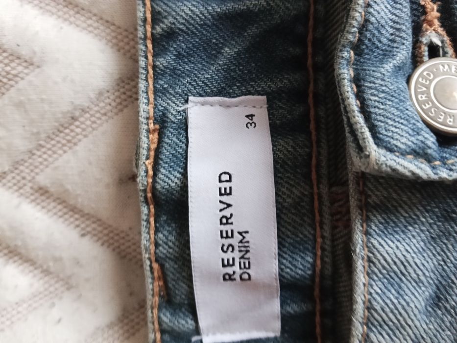Niebieskie jeansy