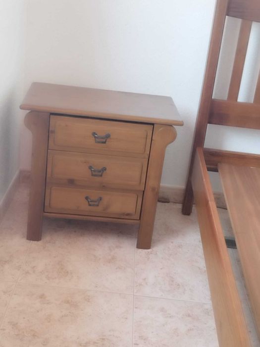 Cama e 2 mesas de cabeceira