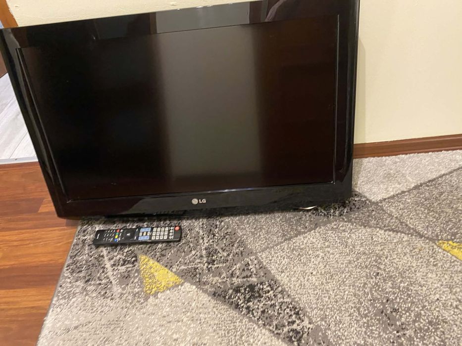 Telewizor 32 cale plus uchwyt do powieszenia