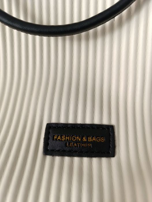 Torebka kremowa średnia