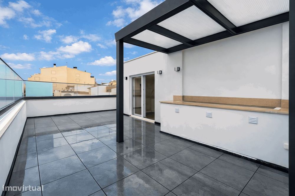 Moradia  geminada T3 renovada com terraço no centro de Lagoa apenas 5-