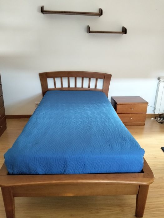 Mobília de quarto em cerejeira maciça, usado mas em bom estado.