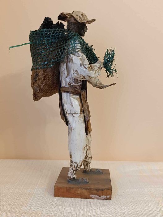 Figura de artesanato homem, com saco de carvão papel maché