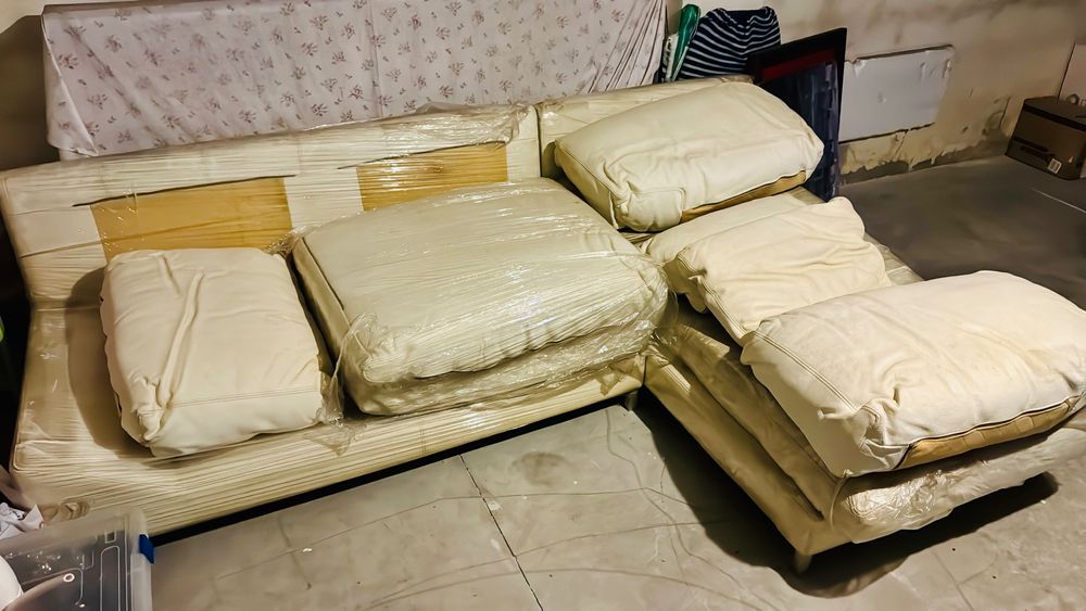 Sofá pele beje com chaise long