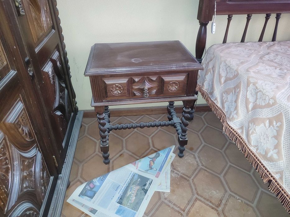 cama e mesas de cabeceira em madeira maciça