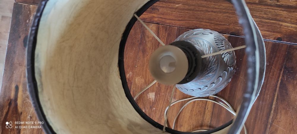 Lampka nocna rzeźbiona podstawą