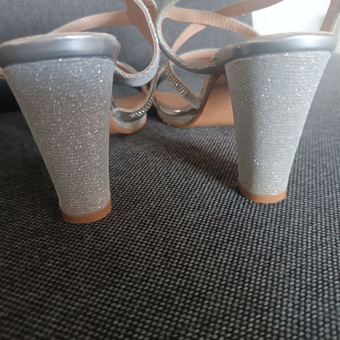 Srebrne sandałki jak nowe - na słupku rozm. 38