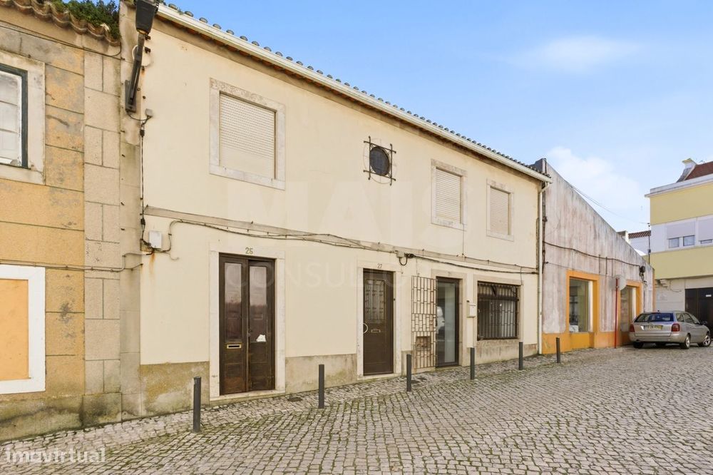 Dois prédios com 5 frações no centro de Peniche — Peniche, Leiria