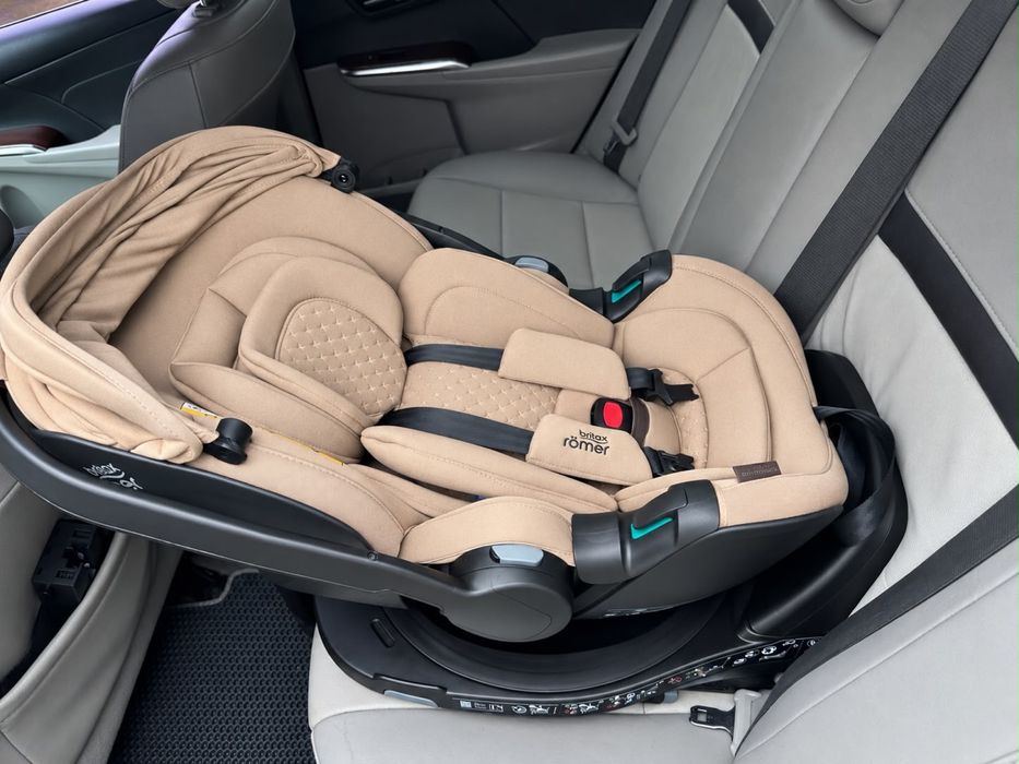 автокрісло преміум-серії LUX від Britax Römer ( Warm Caramel)