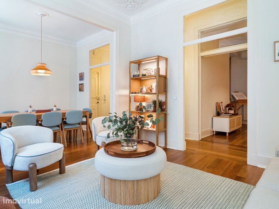 Apartamento T3 renovado na Rua de São Bento, junto ao Rato e à Estrela