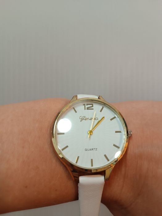 Elegancki biały zegarek