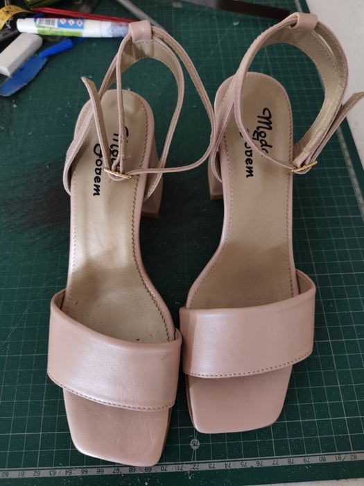 Sandálias em pele NOVAS