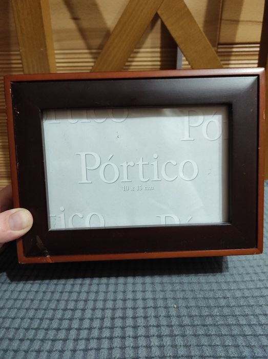 Album na zdjęcia w drewnianym pudełku.