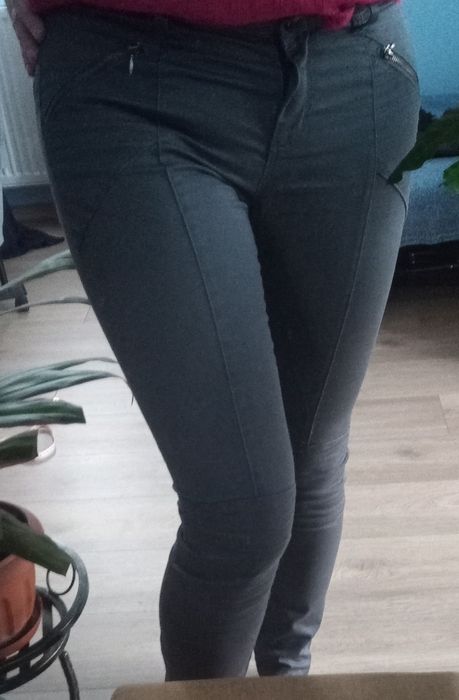 Wygodne spodnie, ozdobne naszywki