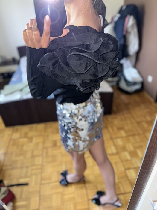 Zara bluzka sweter głęboki dekolt duże ozdoby ramiona pagony tiul S