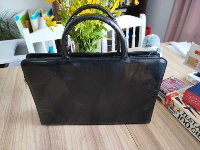 Elegancka torebka mieści format A4