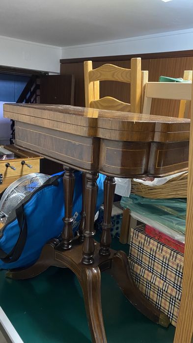 Mesa decorativa e de apoio em madeira maciça