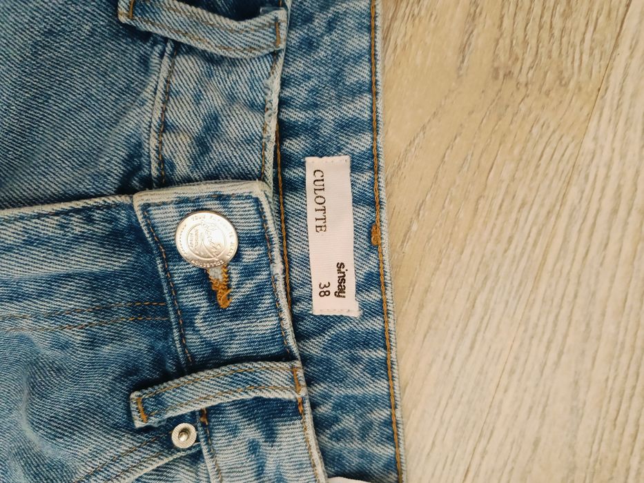 Szerokie Jeans z przedarciami