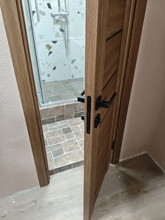 Монтаж межкомнатных дверей установка дверей установка МДФ плинтуса