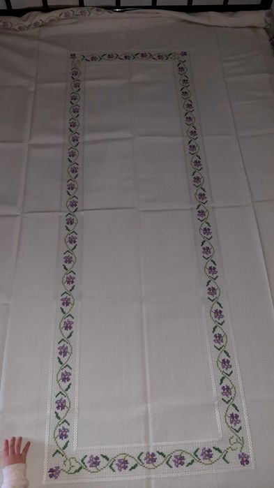 Toalha de mesa bordada à mão em ponto cruz