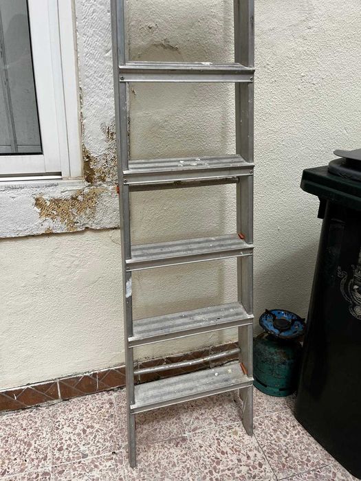 Escadote de aluminio de seis degraus